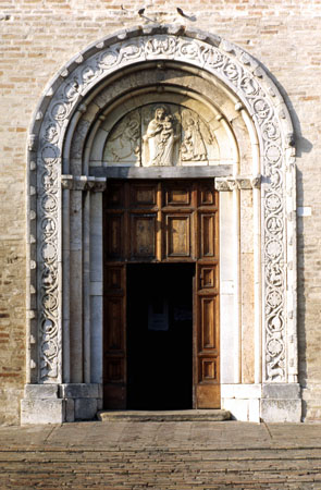 portale della chiesa di castelnuovo042